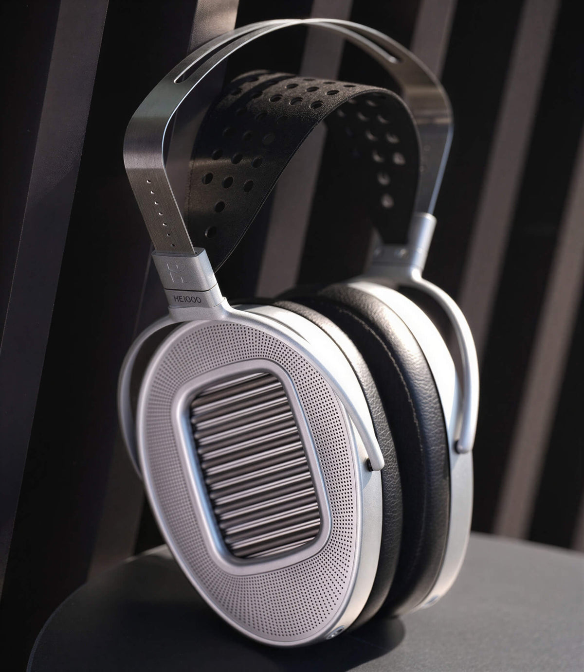 he1000 unvieiled no grille earcups