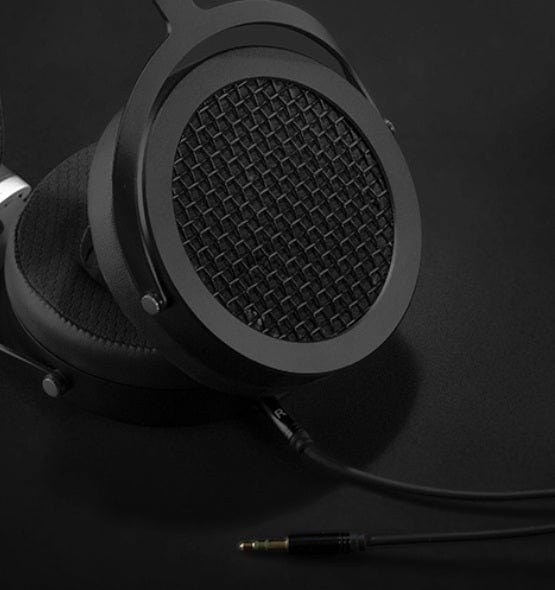 wired Hifiman Sundara with dual 3.5mm plugs into headphones